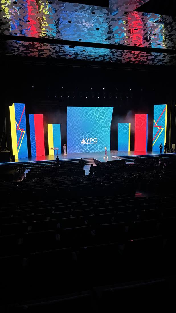 Escenario de convención con pantalla LED