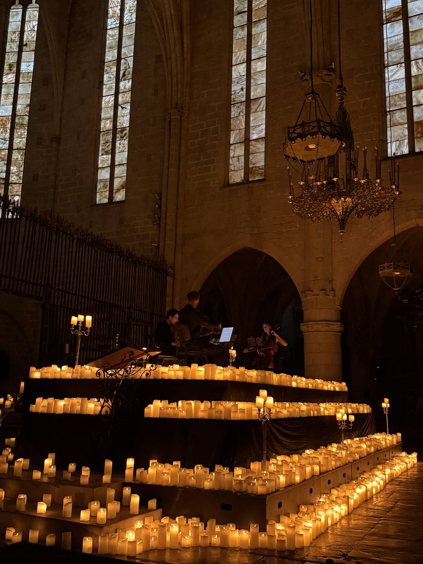 Concierto a la luz de las velas en la nave de una catedral