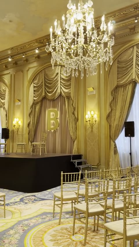 Salón de gala preparado para una ceremonia